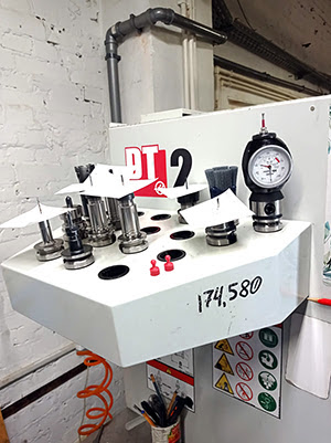 Haas DT-2 + HRT-210 (2021 | бу) – вертикально-фрезерный центр с ЧПУ и поворотный стол