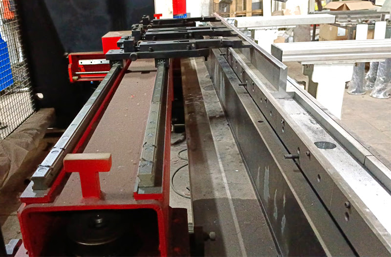 AMB-10031N (2022 | бу) - серво-гидравлический листогибочный пресс с ЧПУ