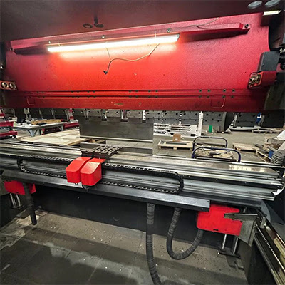 Amada HFE 100-3 (2005 | бу) - гидравлический листогибочный пресс с ЧПУ