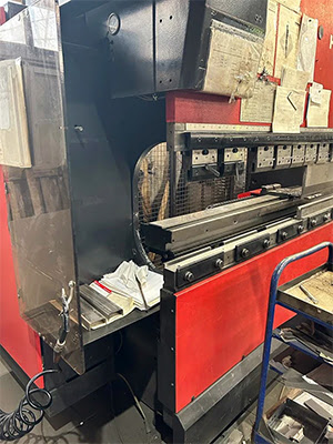 Amada HFE 100-3 (2005 | бу) - гидравлический листогибочный пресс с ЧПУ