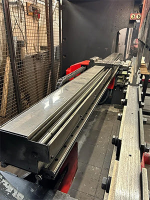 Amada HFE 100-3 (2005 | бу) - гидравлический листогибочный пресс с ЧПУ