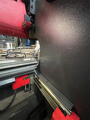 Amada HFE 100-3 (2005 | бу) - гидравлический листогибочный пресс с ЧПУ
